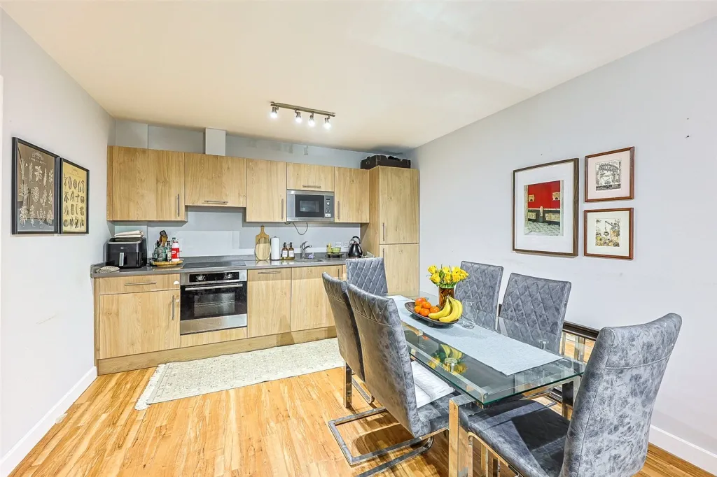 Boulevard Drive, Beaufort Park, NW9, photo 15