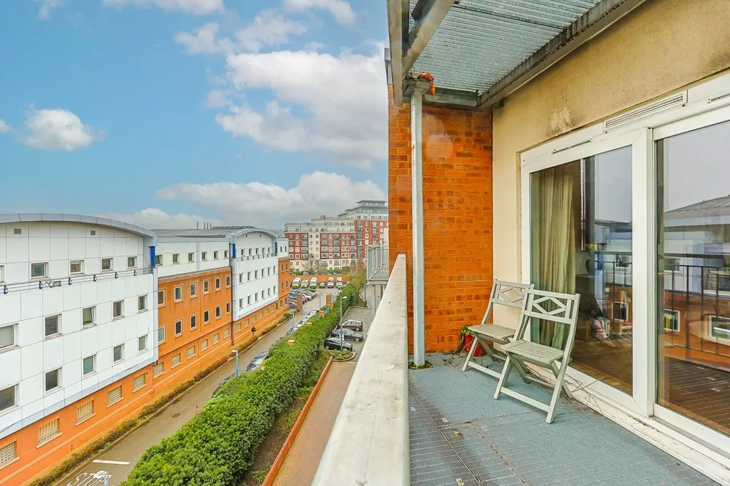 Boulevard Drive, Beaufort Park, NW9, photo 11