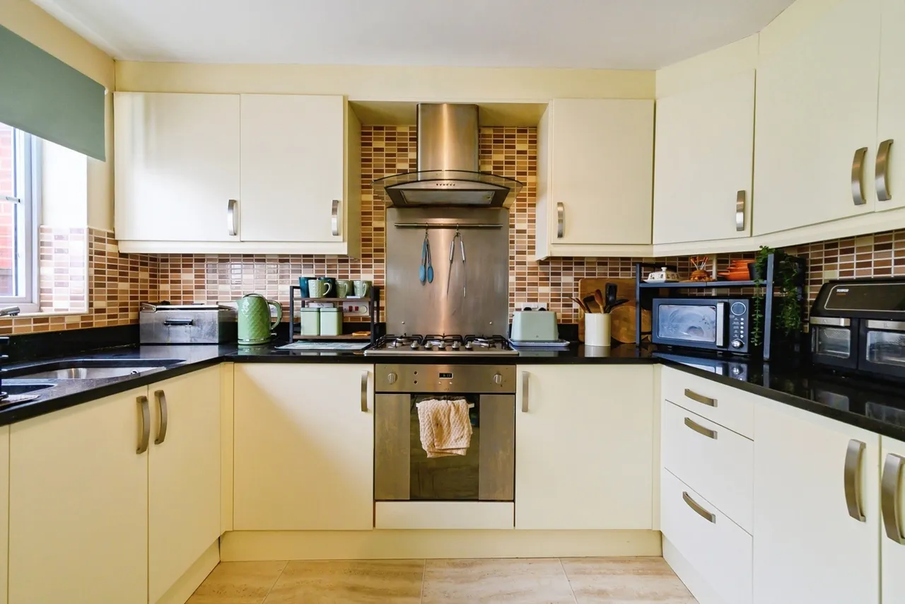 St. Johns Road, Worsley, M28, photo 4