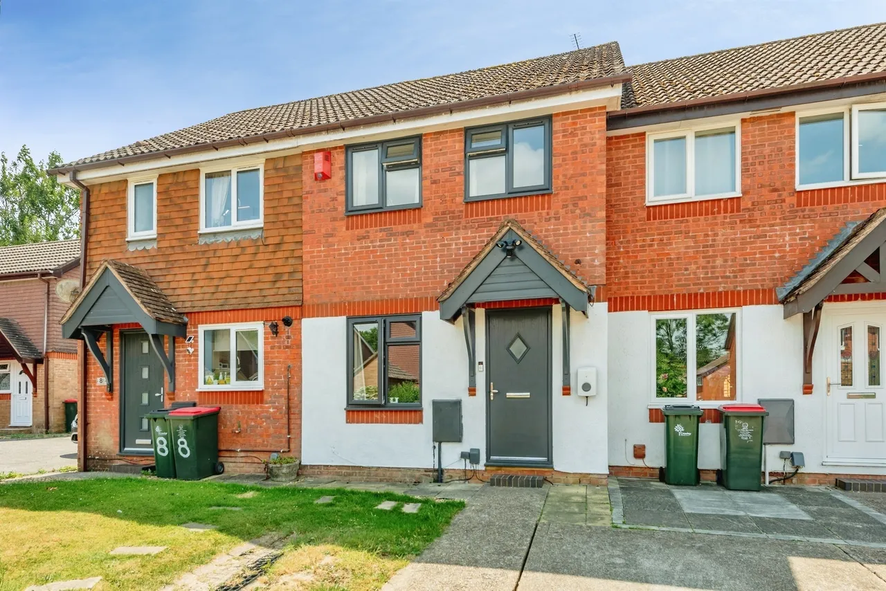 2 bed house for sale — Berkeley Close, Crawley