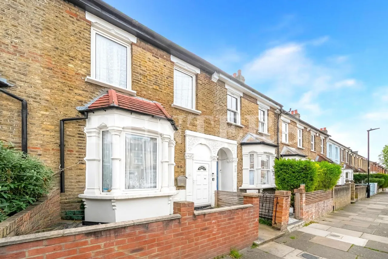 3 bed house for sale — Station Crescent, London, N15