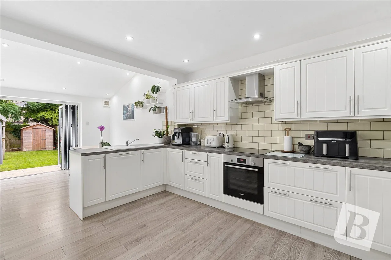 3 bed house for sale — Collier Row Lane, Romford, RM5
