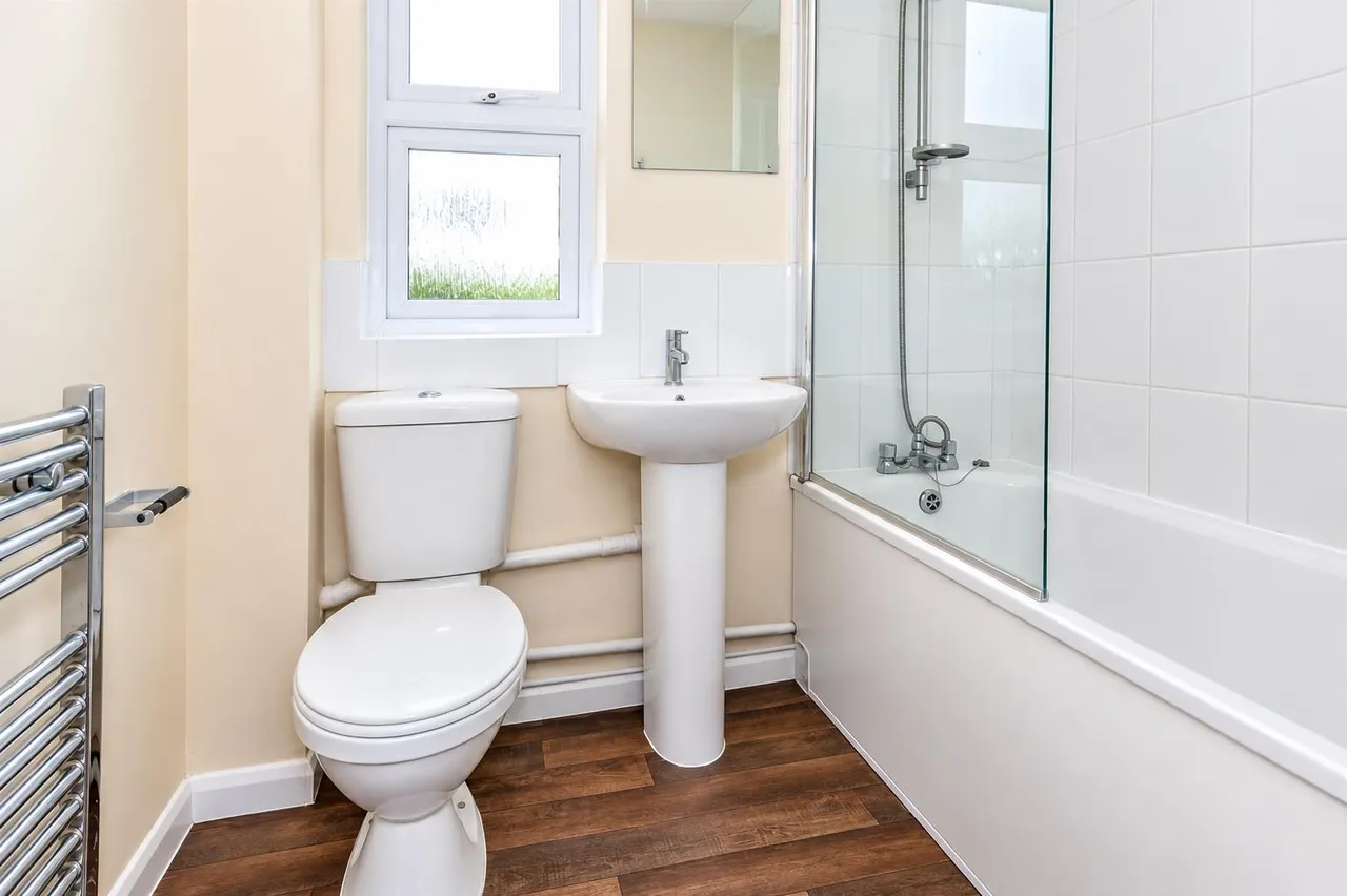 Wyatt Road, Staines-upon-Thames, TW18, photo 9