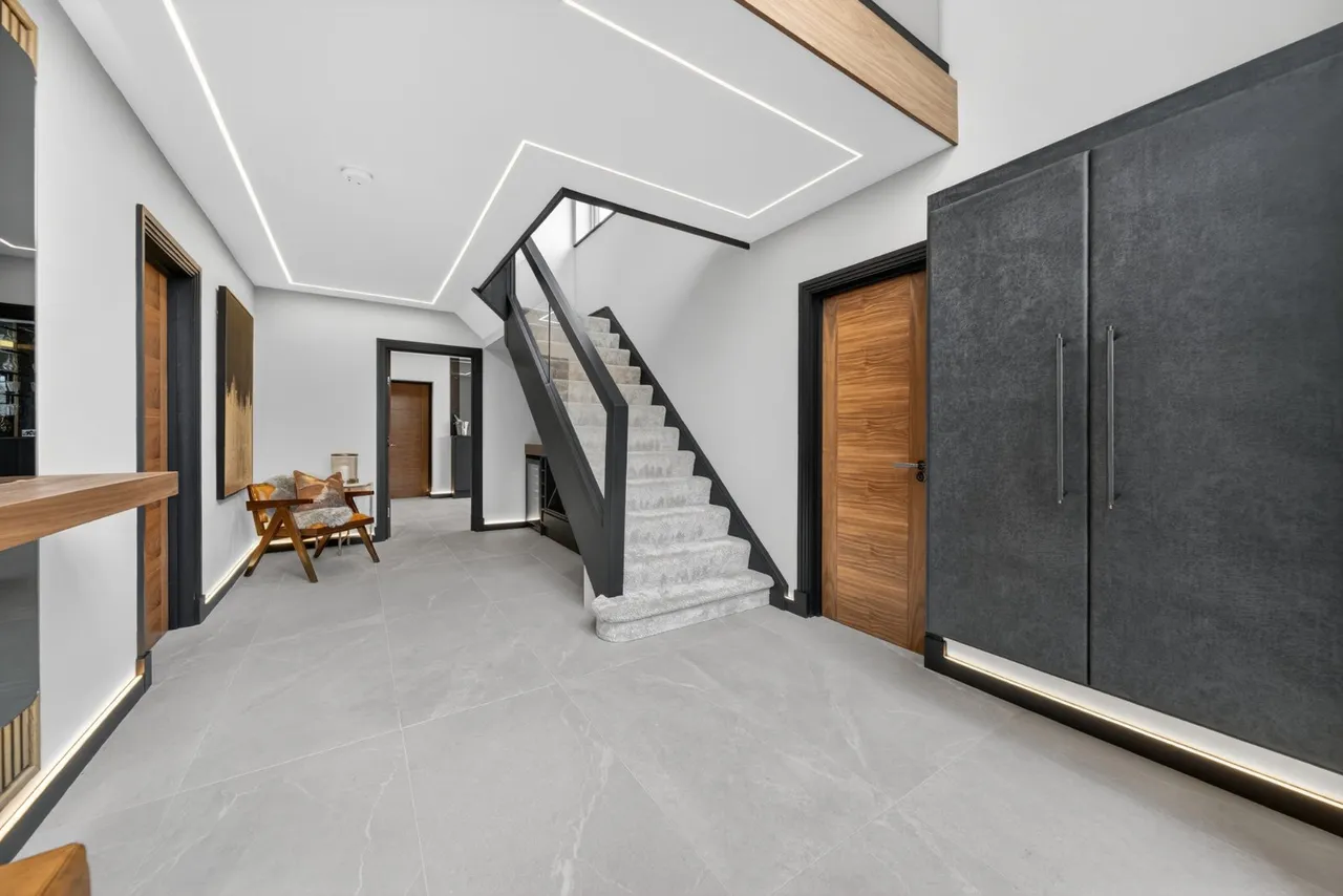 Otley Road, Adel, LS16, photo 15