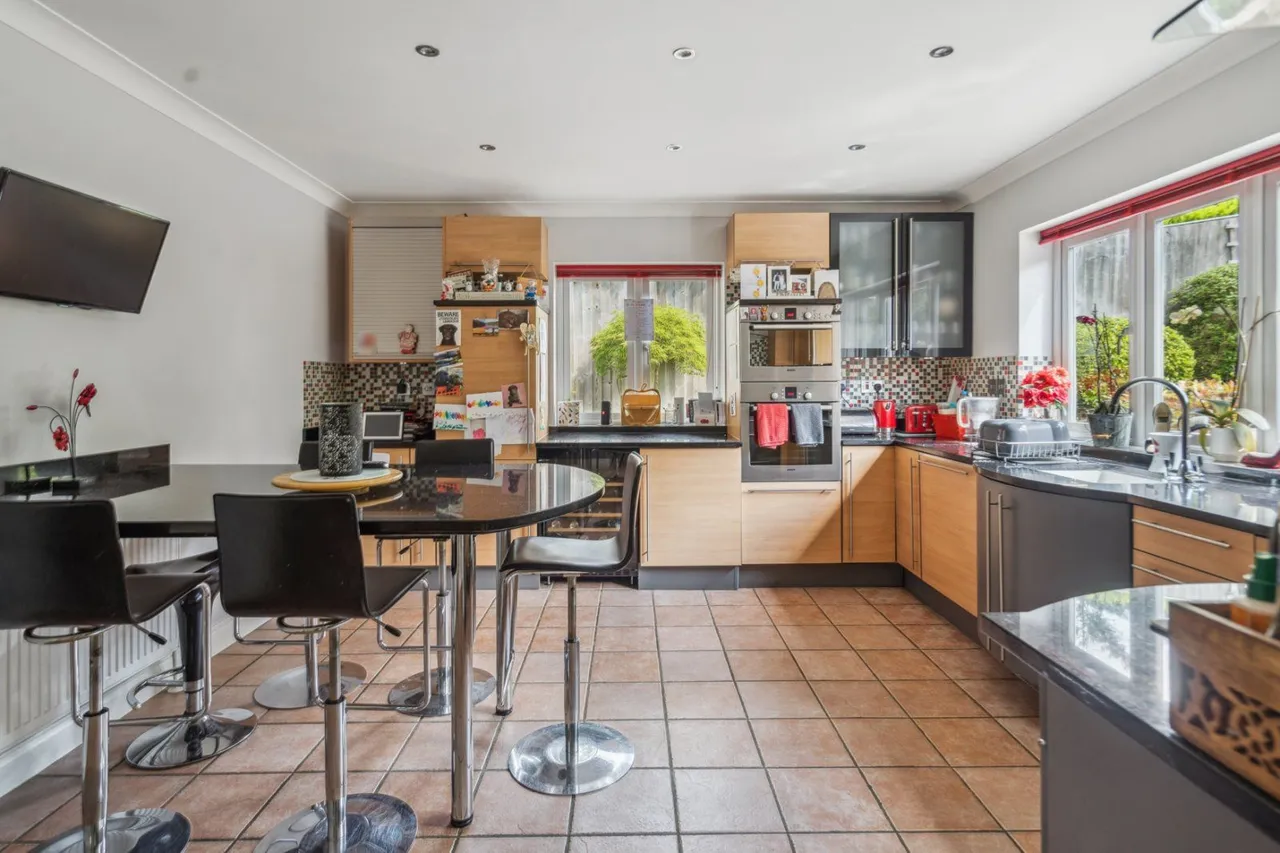 Lincoln Road, Chalfont Heights, Gerrards Cross, Buckinghamshire, SL9 9TQ, photo 3