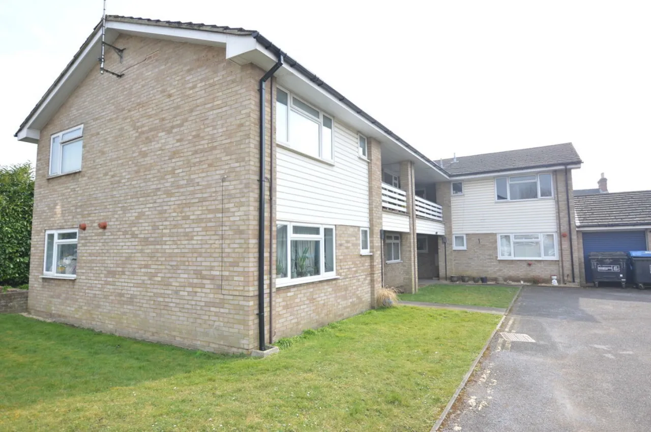 1 bed flat for sale — Highclere Court, Knaphill