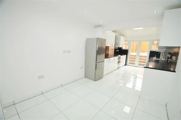 Woodcote Avenue, Mill Hill, photo 3