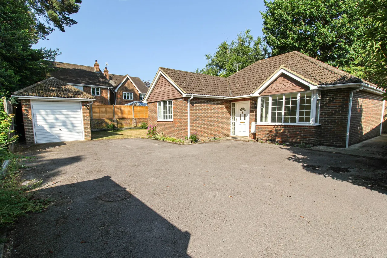 2 bed house for sale — 28a Queens Road, Fleet, GU52 7LE