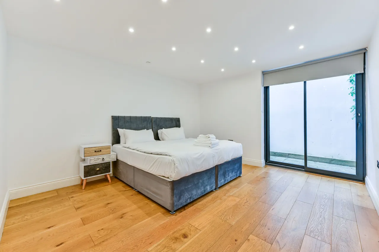 3 bed house for sale — 5 Slindon Court, Stoke Newington High Street, London