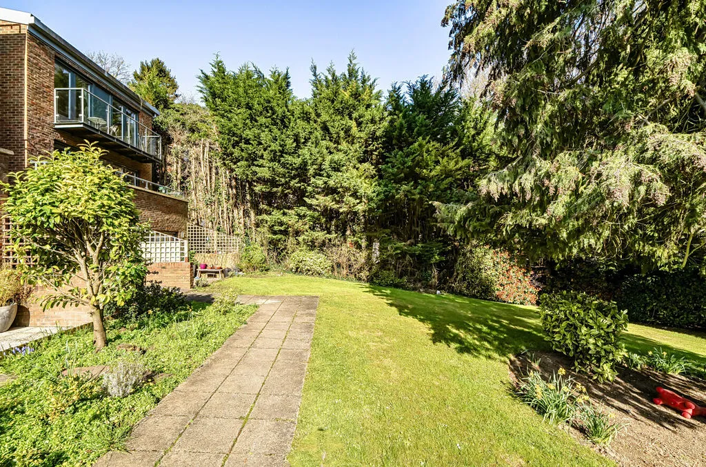 Valley Road, Kenley CR8 5DG, photo 15