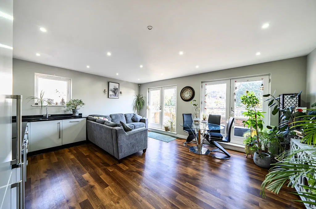 2 bed flat for sale — Valley Road, Kenley CR8 5DG