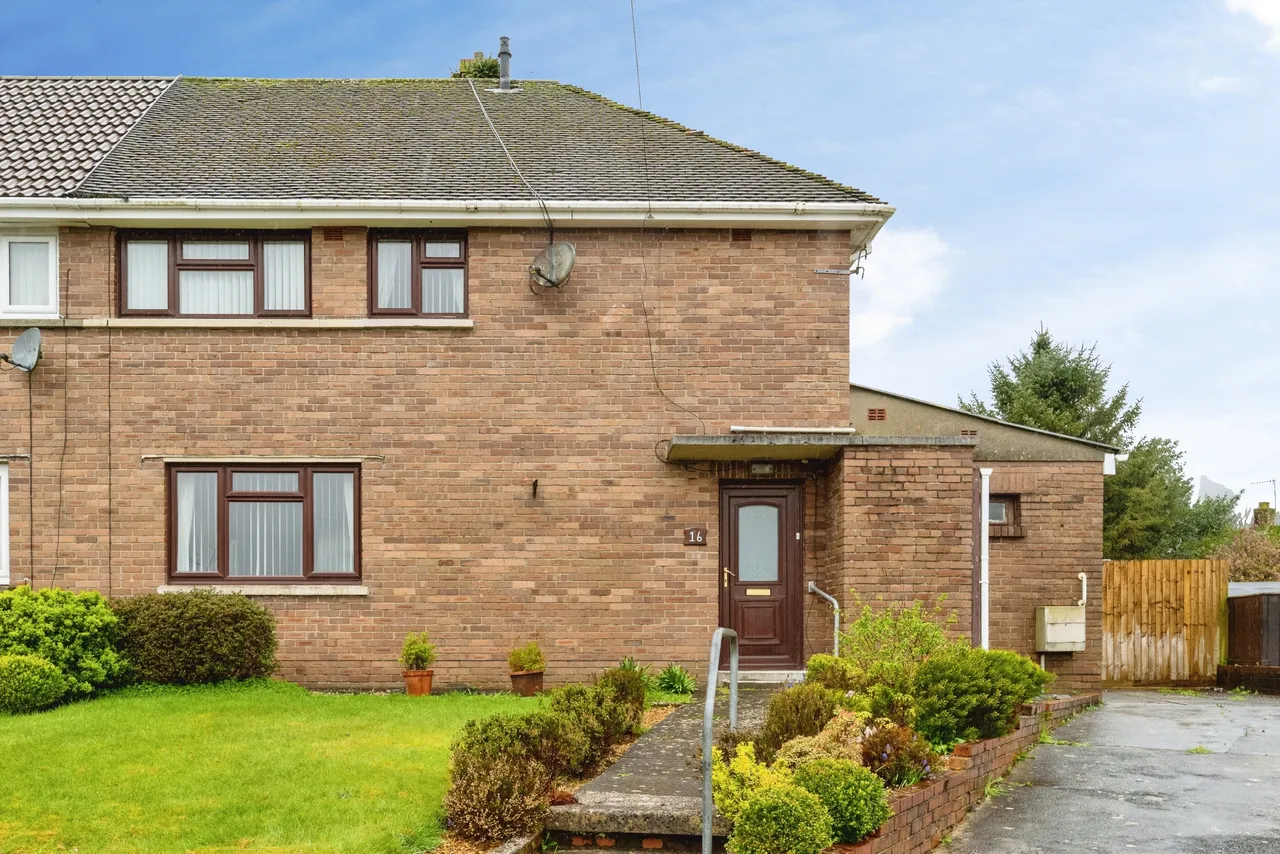 3 bed house for sale — Heol Heddwch, Neath