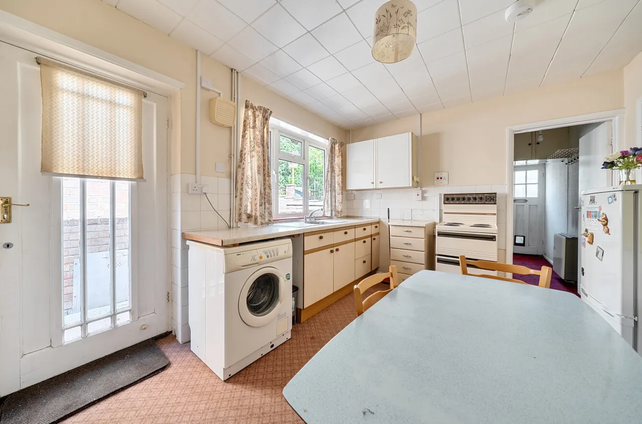 Warren Corner, Ewshot, Farnham, Hampshire, GU10 5AT, photo 4