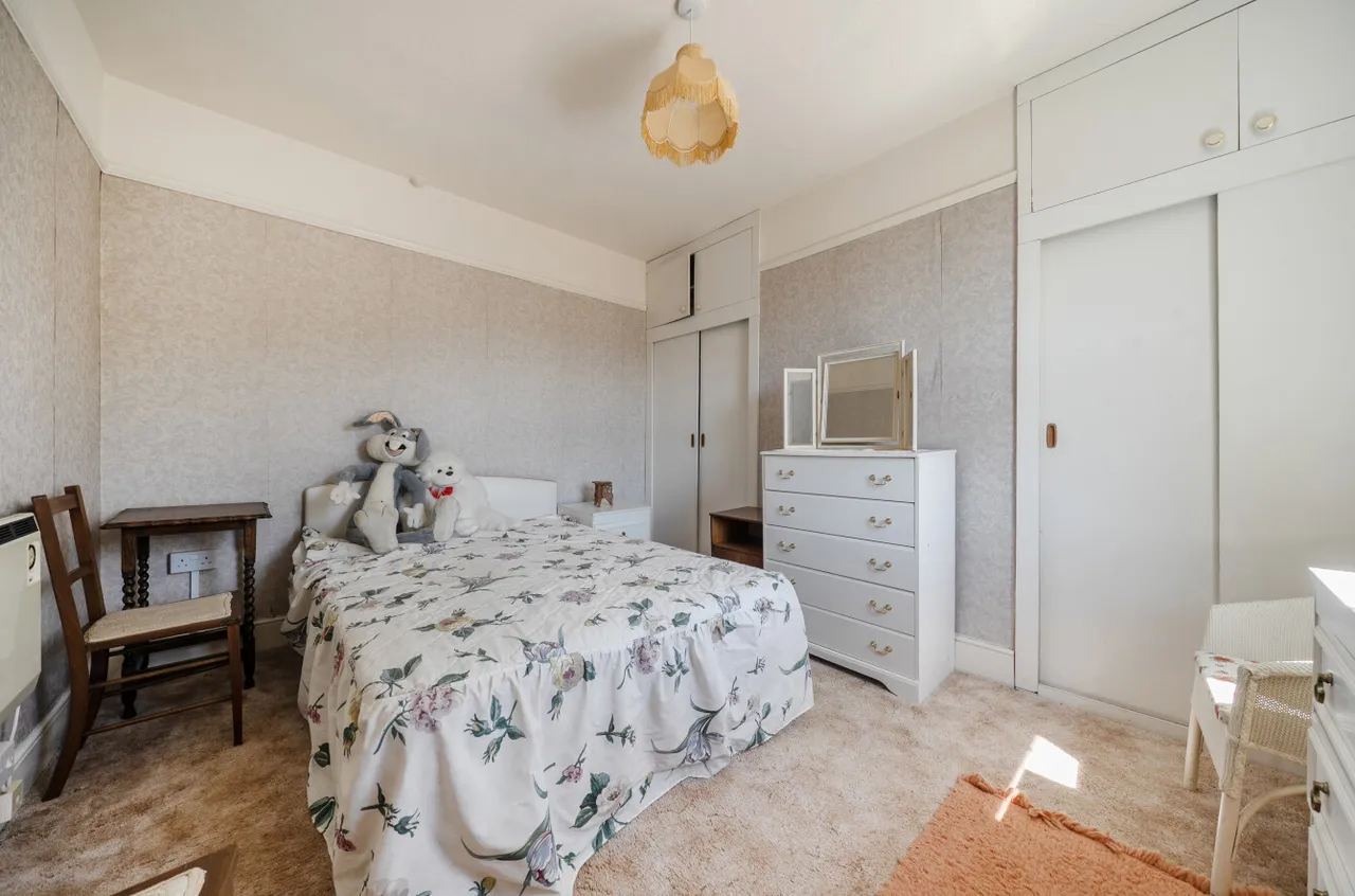 Warren Corner, Ewshot, Farnham, Hampshire, GU10 5AT, photo 5