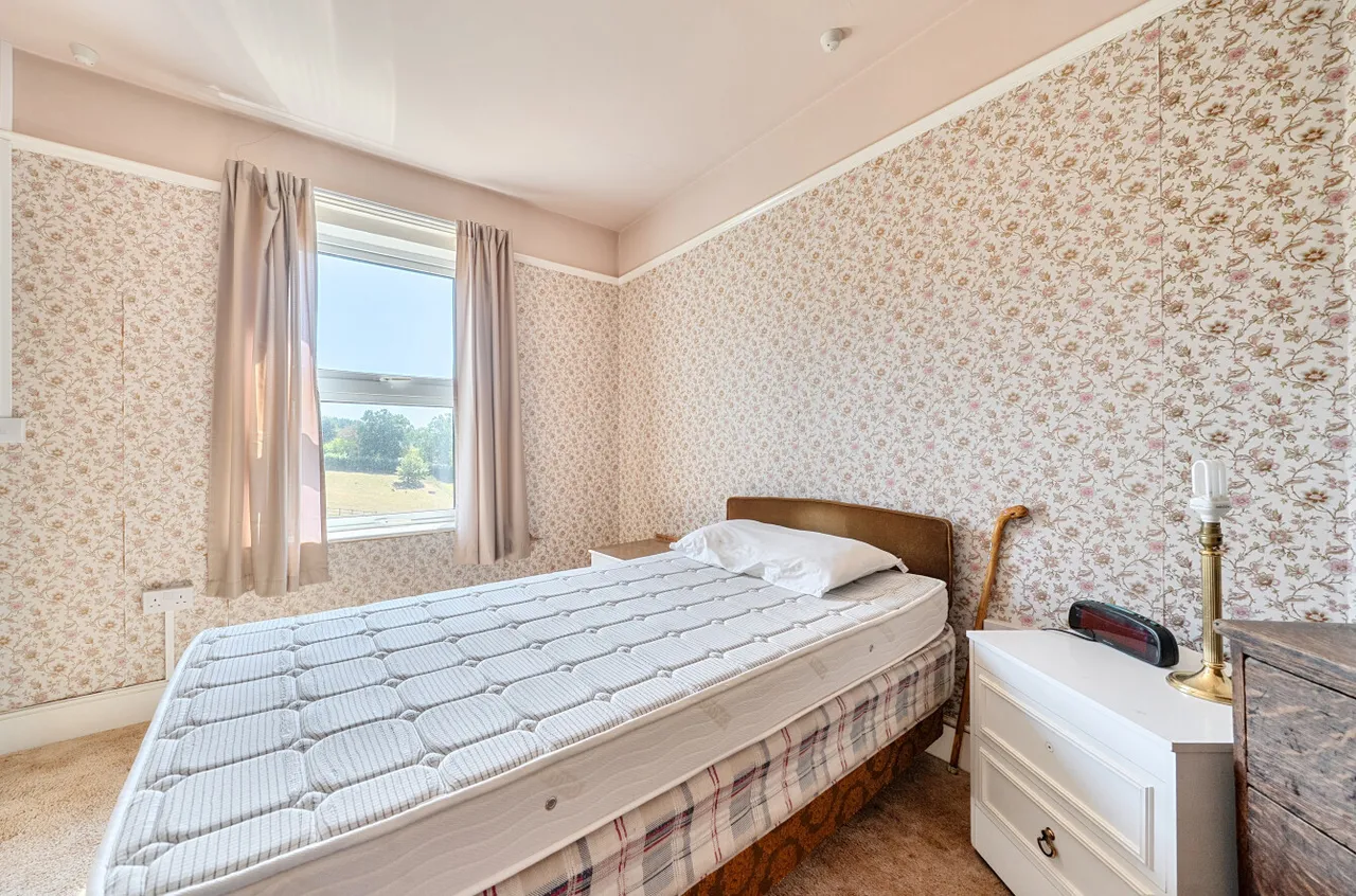 Warren Corner, Ewshot, Farnham, Hampshire, GU10 5AT, photo 6