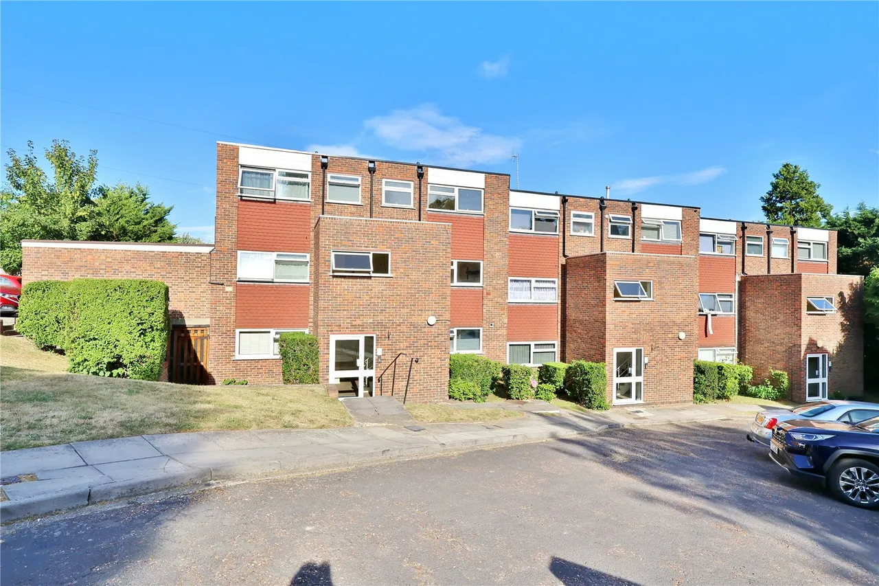 2 bed flat for sale, Woodlands Court, Woking, GU22