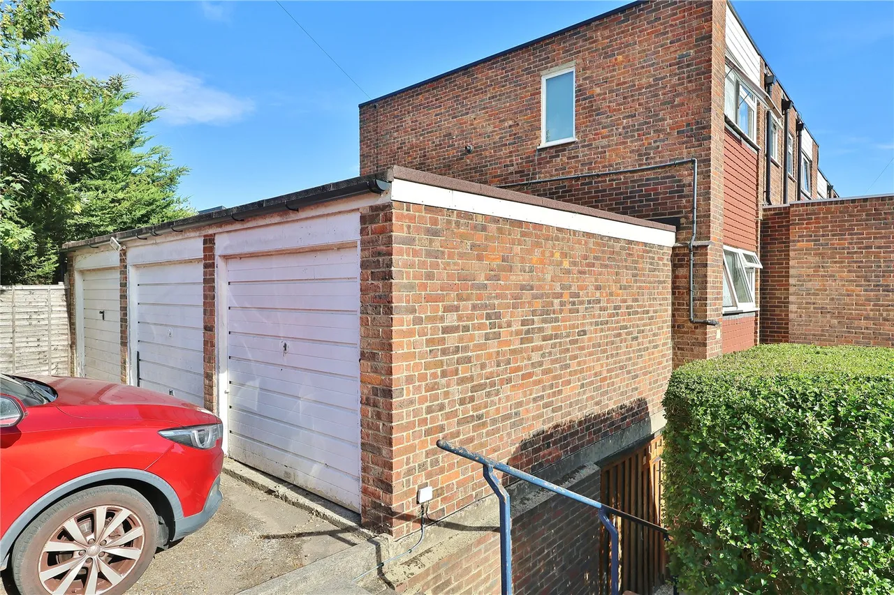 Woodlands Court, Woking, GU22, photo 10