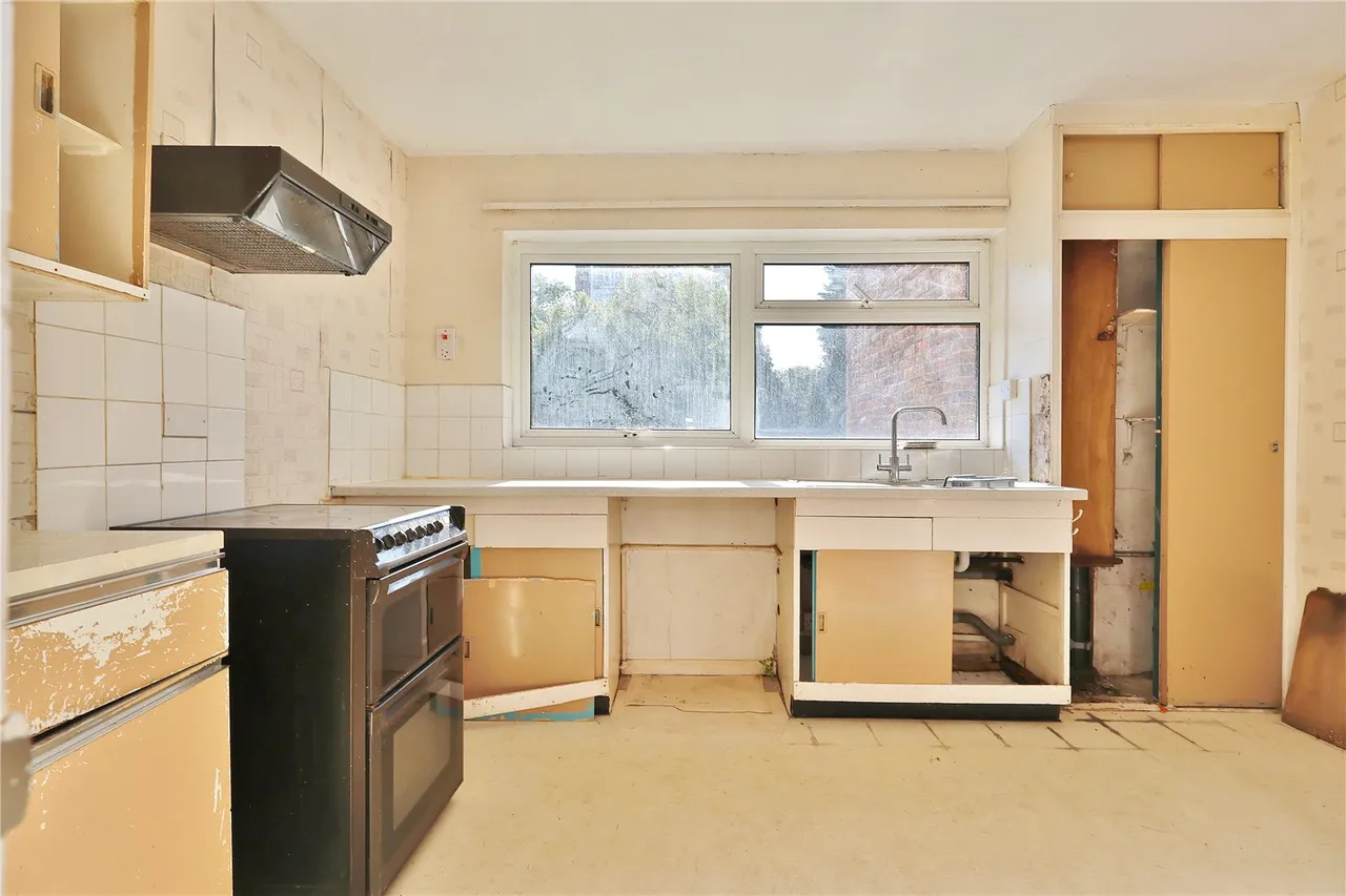 Woodlands Court, Woking, GU22, photo 2