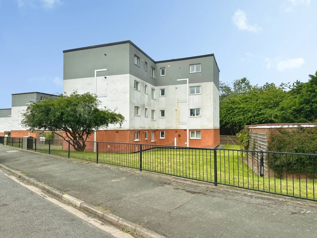 2 bed flat for sale — Grinshill Flats, Severn Drive, Wellington TF1 3JT