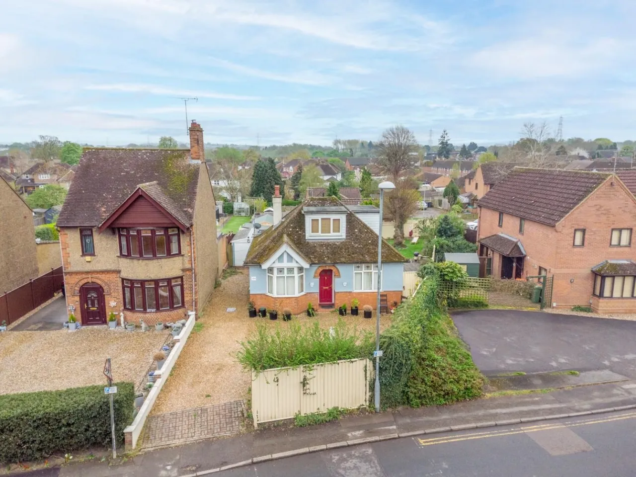 3 bed house for sale — Wing Road, Leighton Buzzard