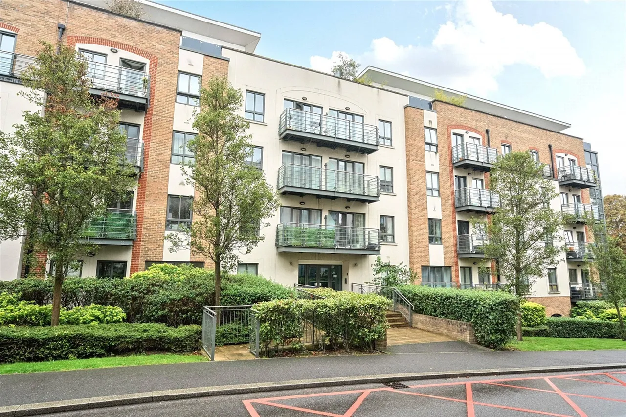 2 bed property for sale, Apsley House, London