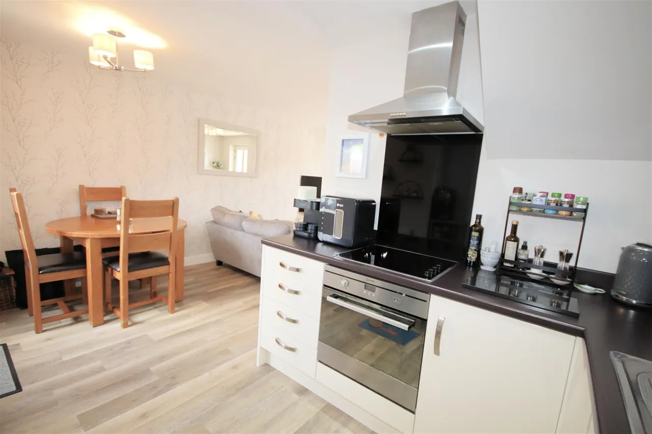 Hardinge Place, Toddington, Bedfordshire LU5 6FR, photo 9