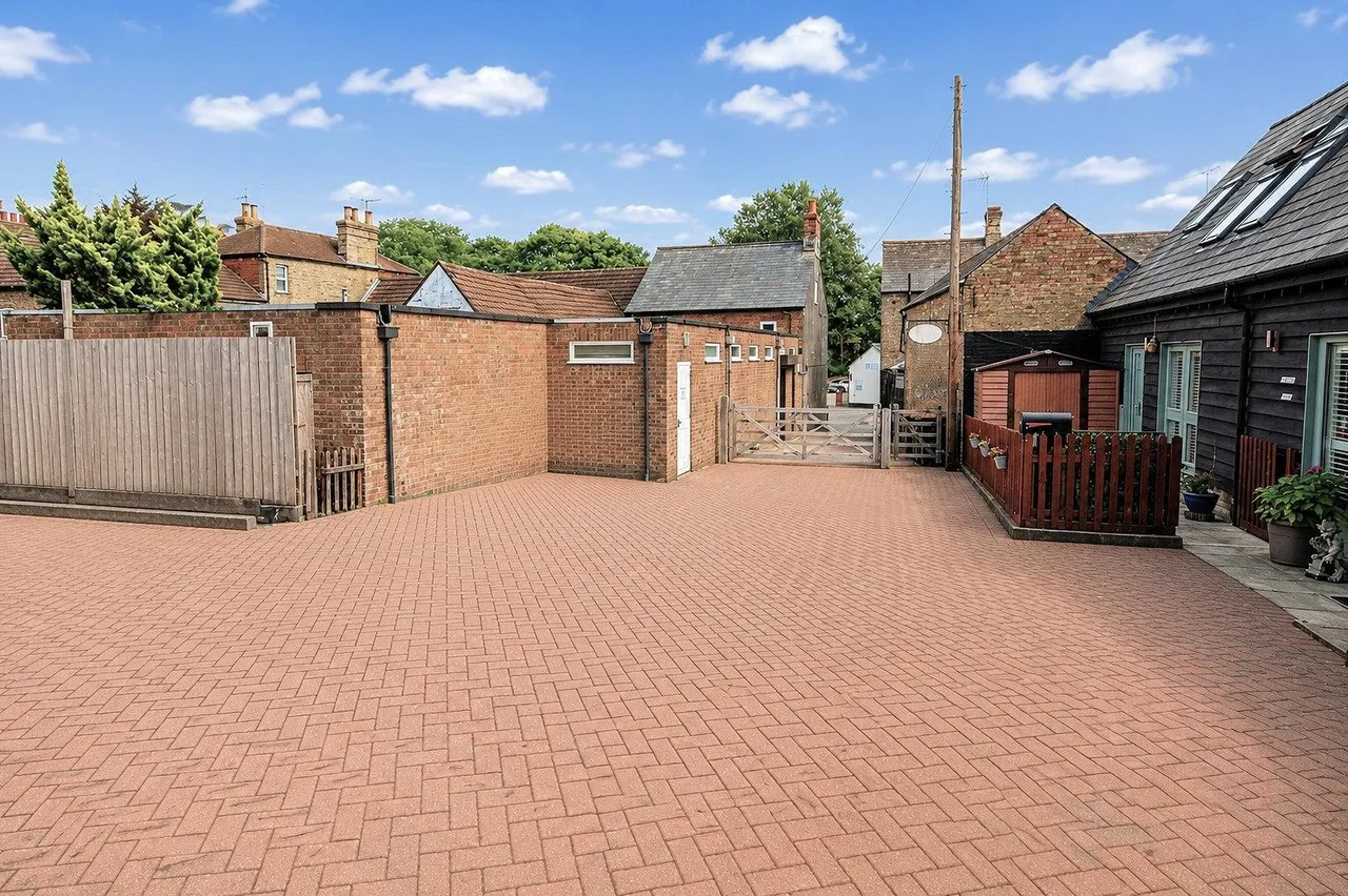 Hardinge Place, Toddington, Bedfordshire LU5 6FR, photo 2