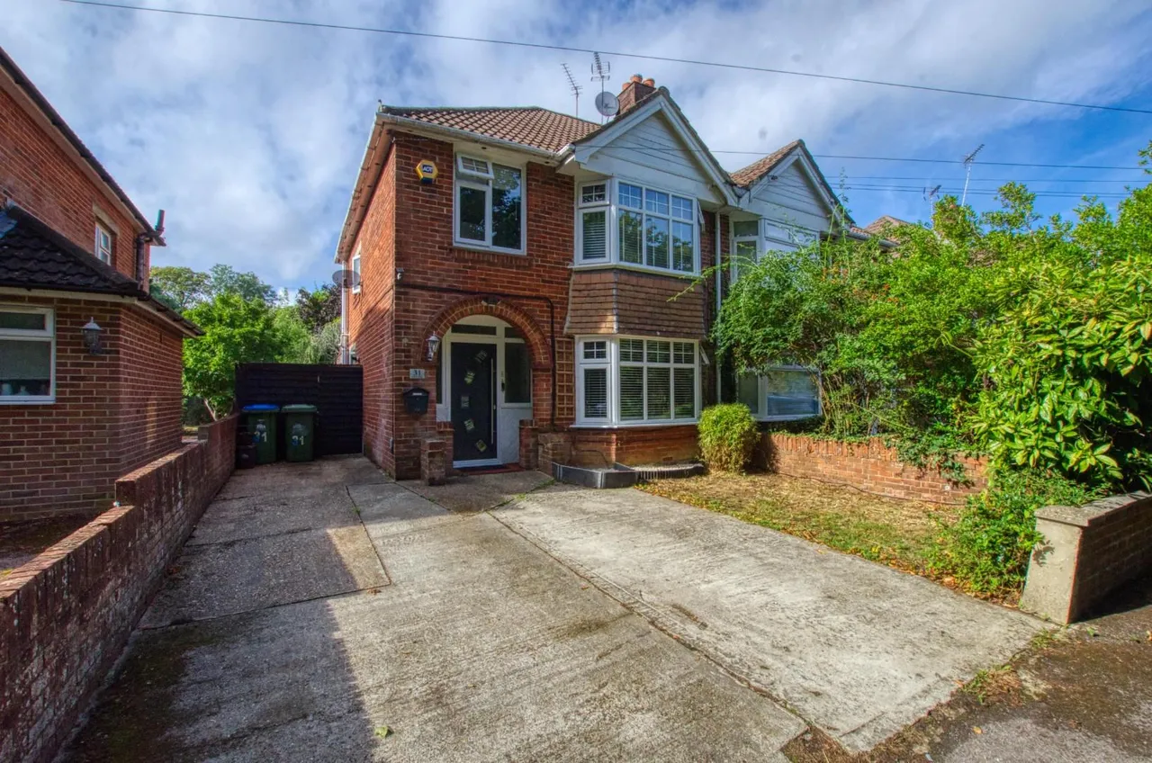 3 bed house for sale — Sunningdale Gardens, Southampton, SO18 5FH