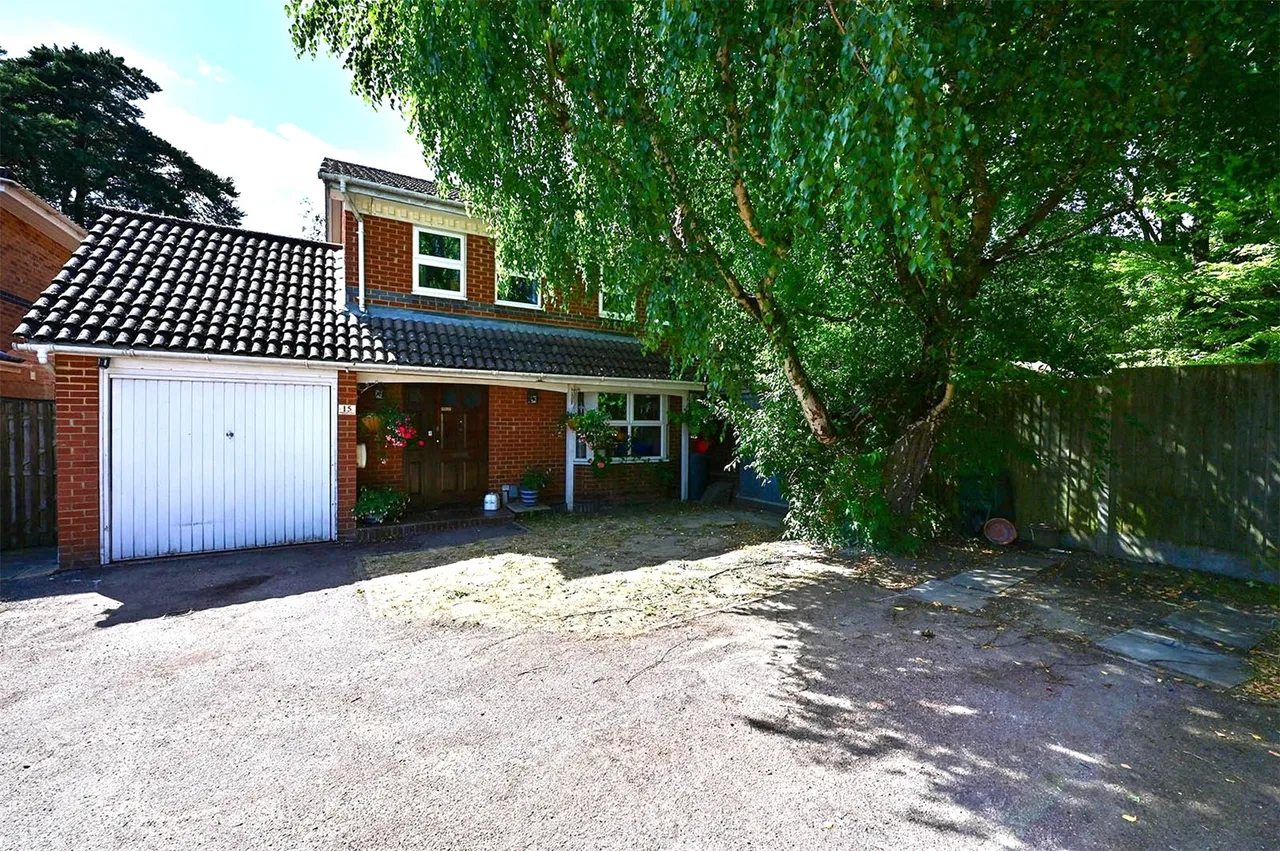 4 bed house for sale — Oldwood Chase, Farnborough, Hampshire, GU14 0QS