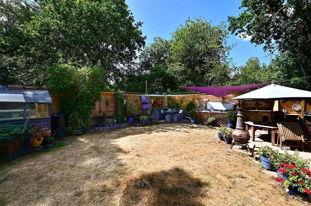 Oldwood Chase, Farnborough, Hampshire, GU14 0QS, photo 4