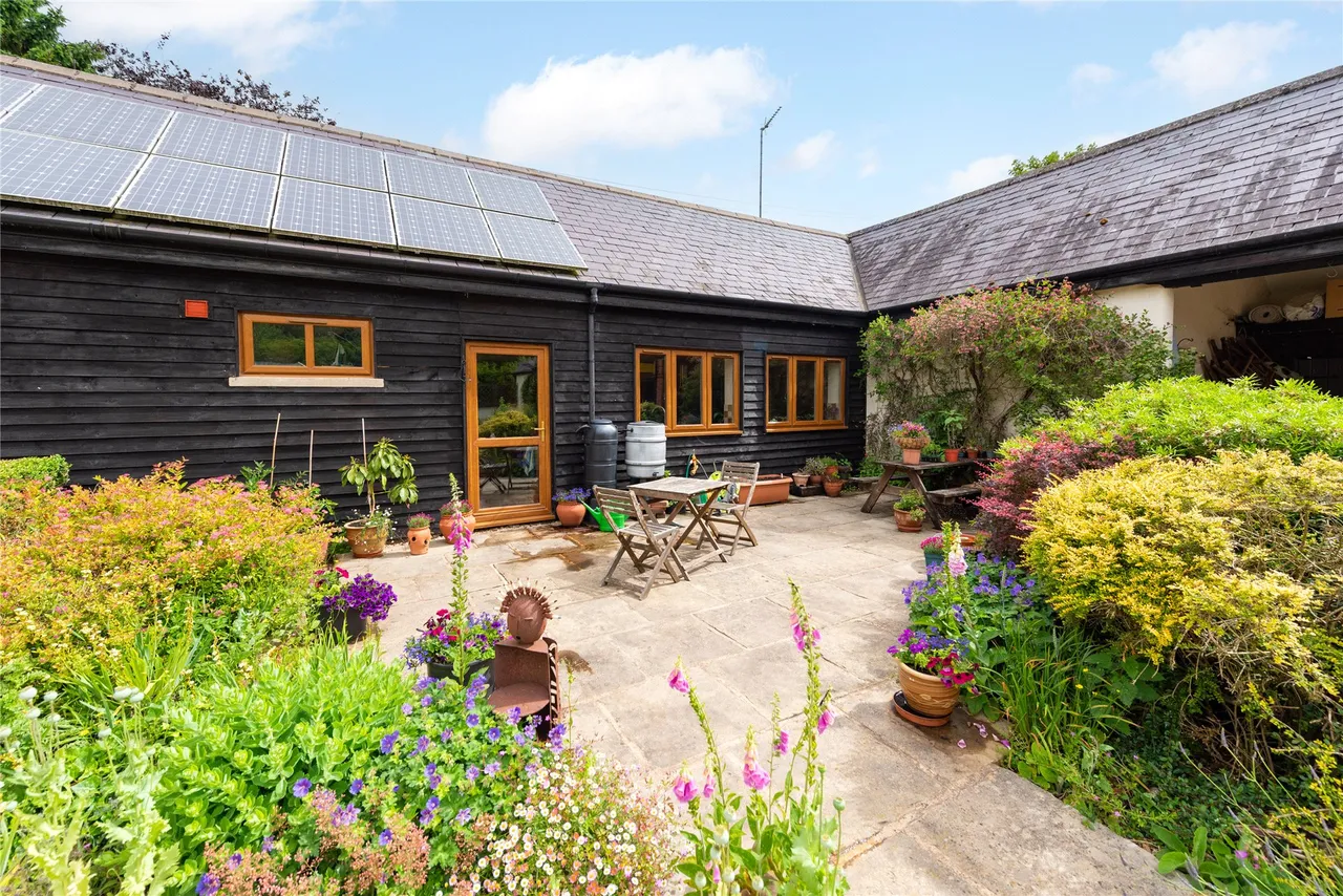 5 bed property for sale, Akeley Wood Court, Home Farm, MK18