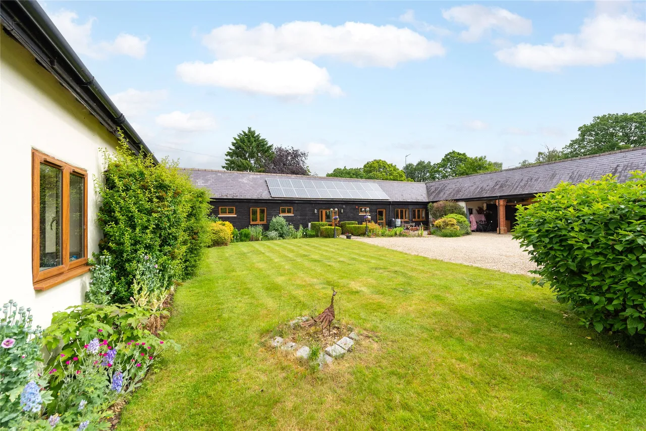 Akeley Wood Court, Home Farm, MK18, photo 32