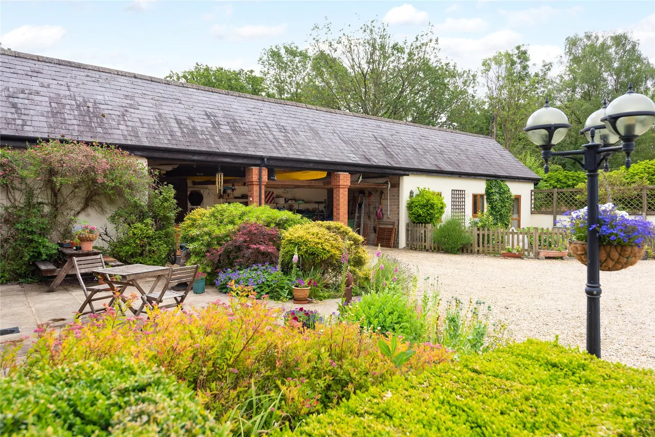 Akeley Wood Court, Home Farm, MK18, photo 38