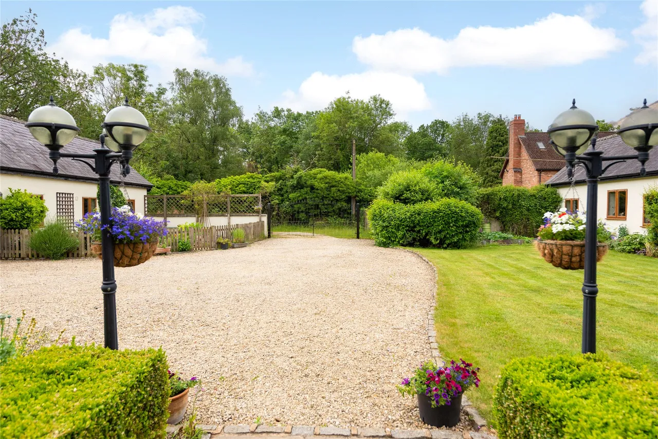 Akeley Wood Court, Home Farm, MK18, photo 37