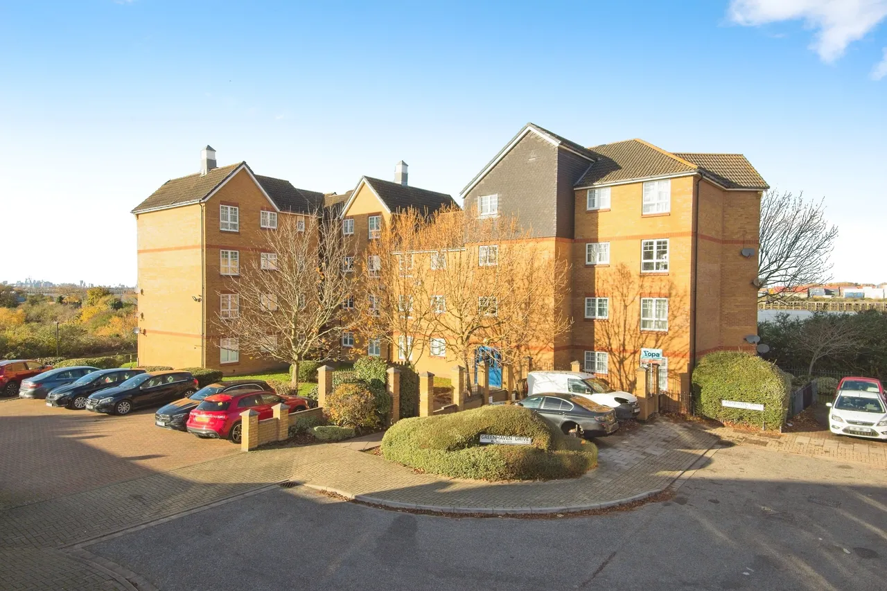 2 bed flat for sale — Greenhaven Drive, Thamesmead