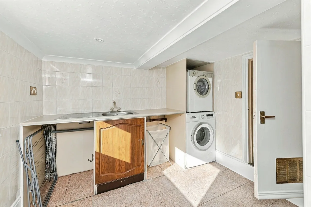 Fenay Drive, Fenay Bridge, HD8, photo 8