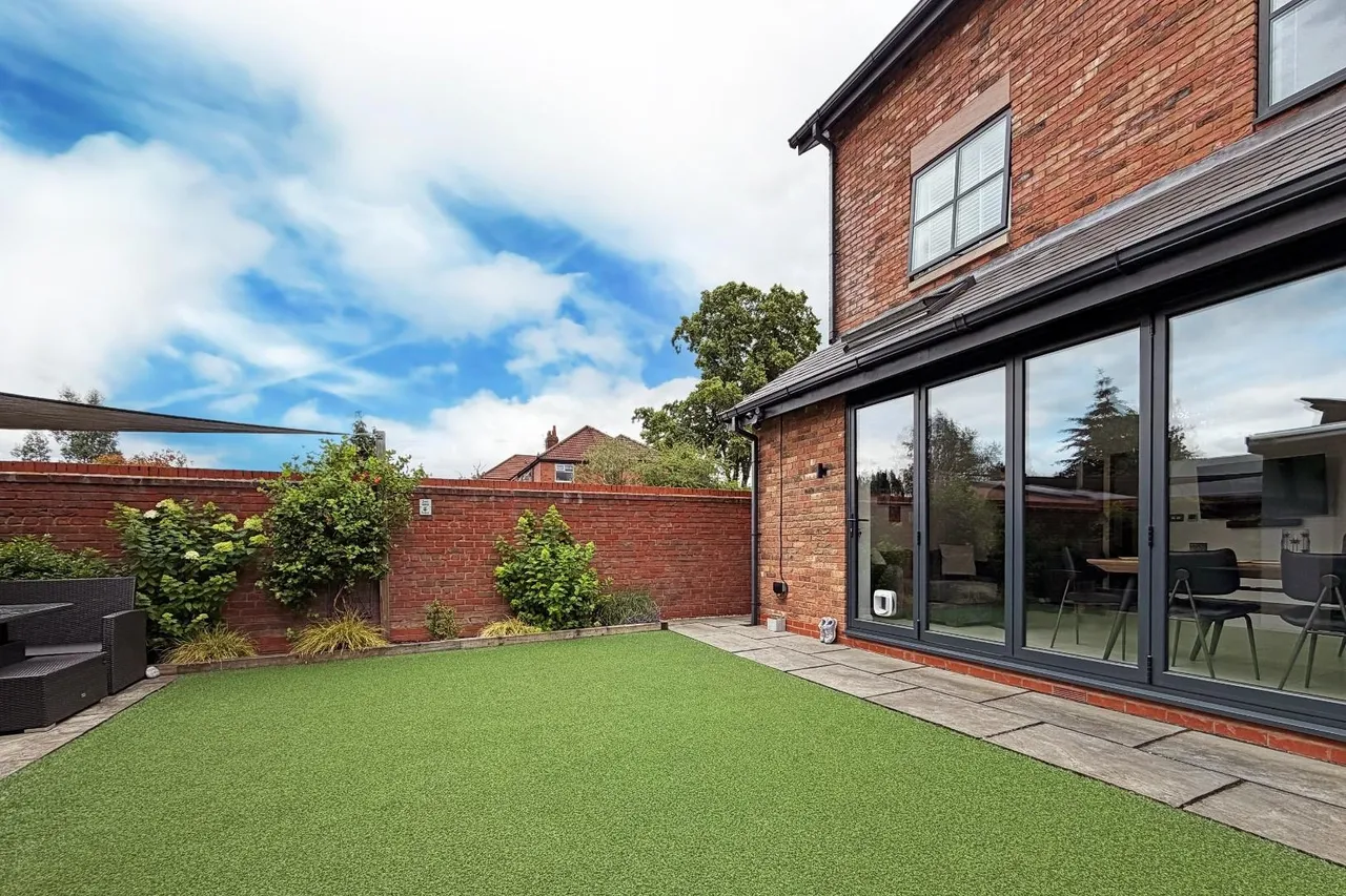 Acresfield Road, Timperley, Cheshire WA15 6HX, photo 32
