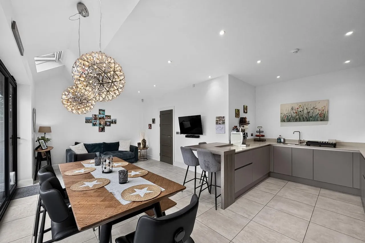 Acresfield Road, Timperley, Cheshire WA15 6HX, photo 5