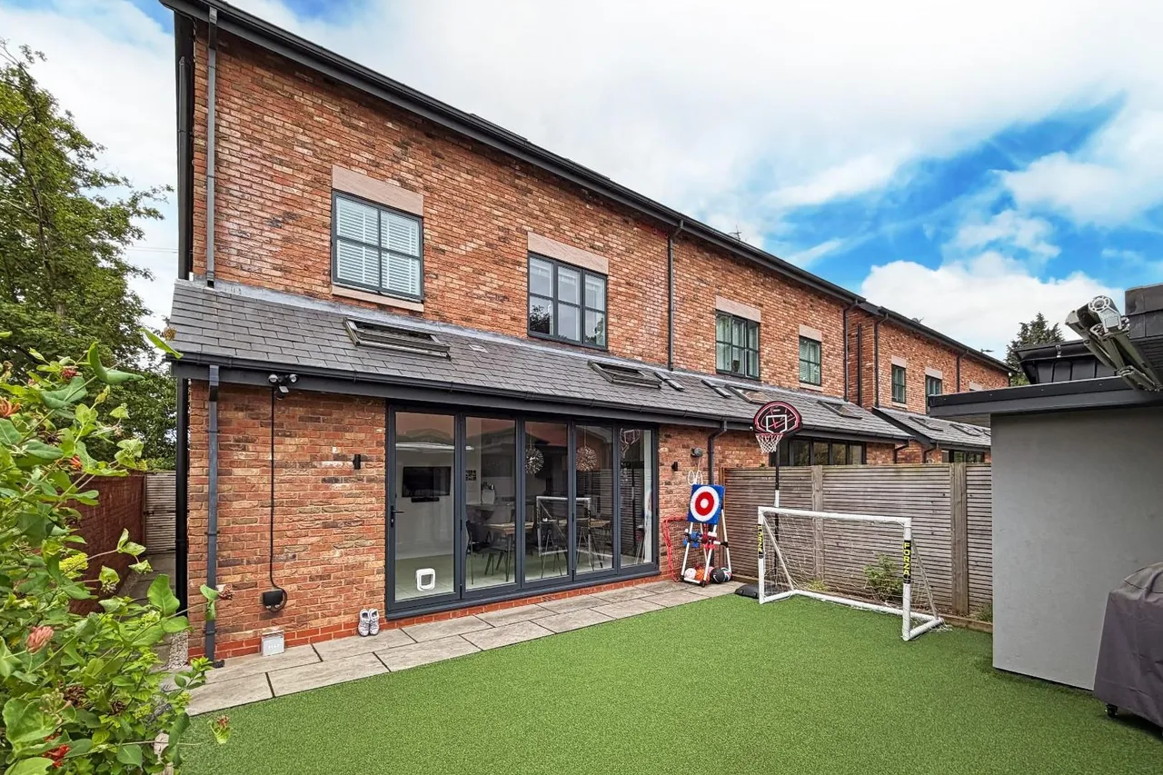 Acresfield Road, Timperley, Cheshire WA15 6HX, photo 4