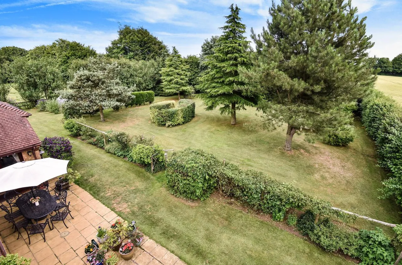 Idyllic Retreat With Land. Ravensdane Wood, Charing, photo 15