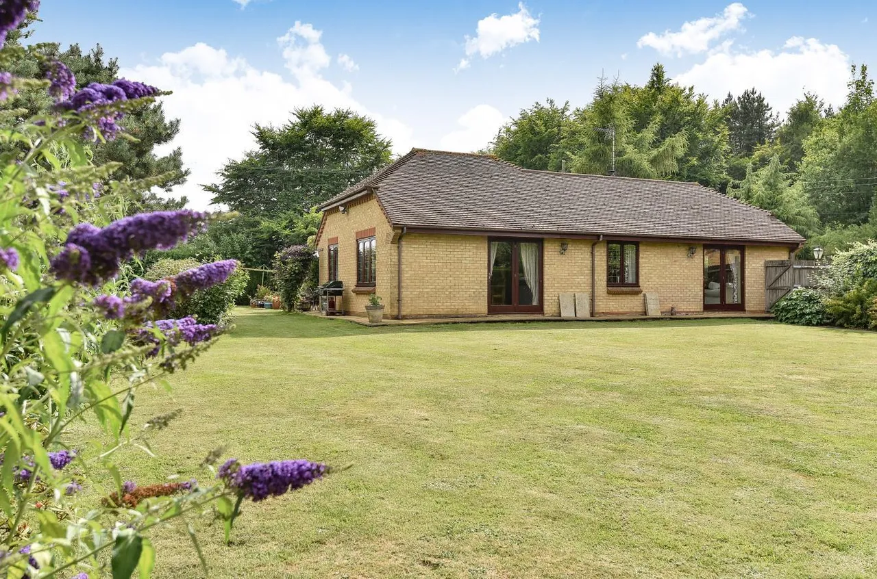 Idyllic Retreat With Land. Ravensdane Wood, Charing, photo 17