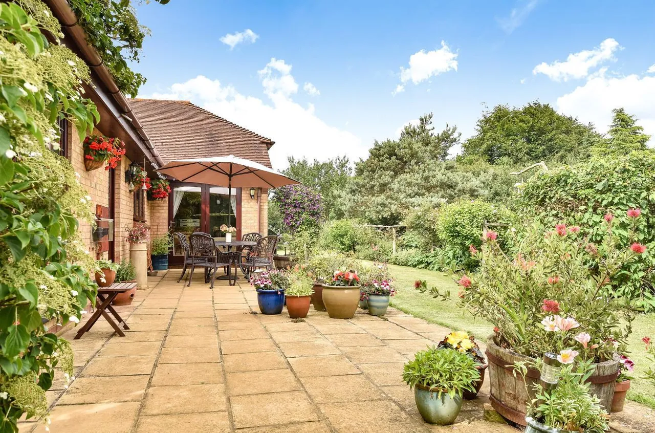 Idyllic Retreat With Land. Ravensdane Wood, Charing, photo 22
