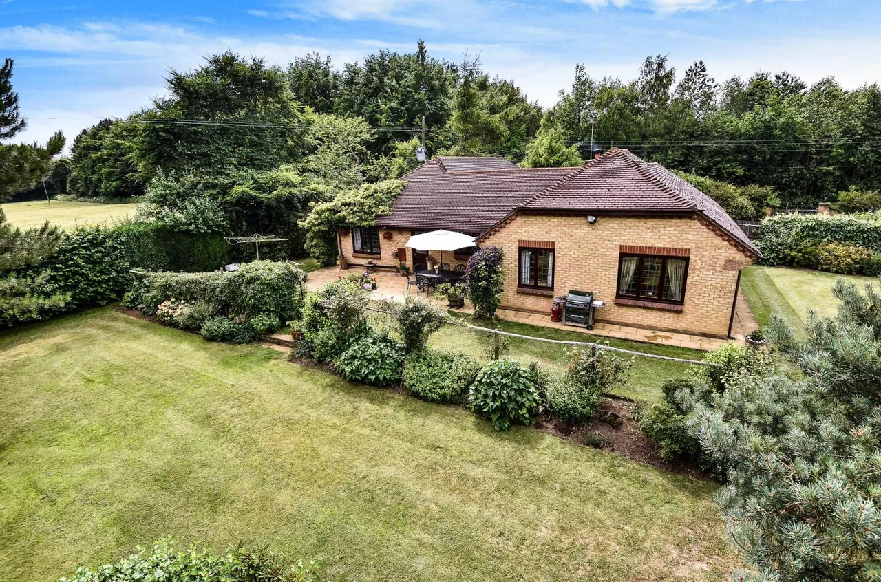 Idyllic Retreat With Land. Ravensdane Wood, Charing, photo 20