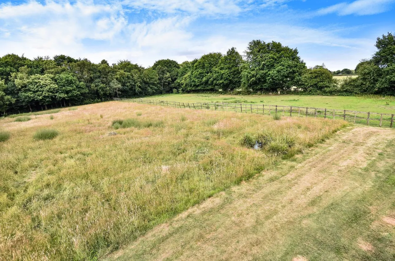 Idyllic Retreat With Land. Ravensdane Wood, Charing, photo 16