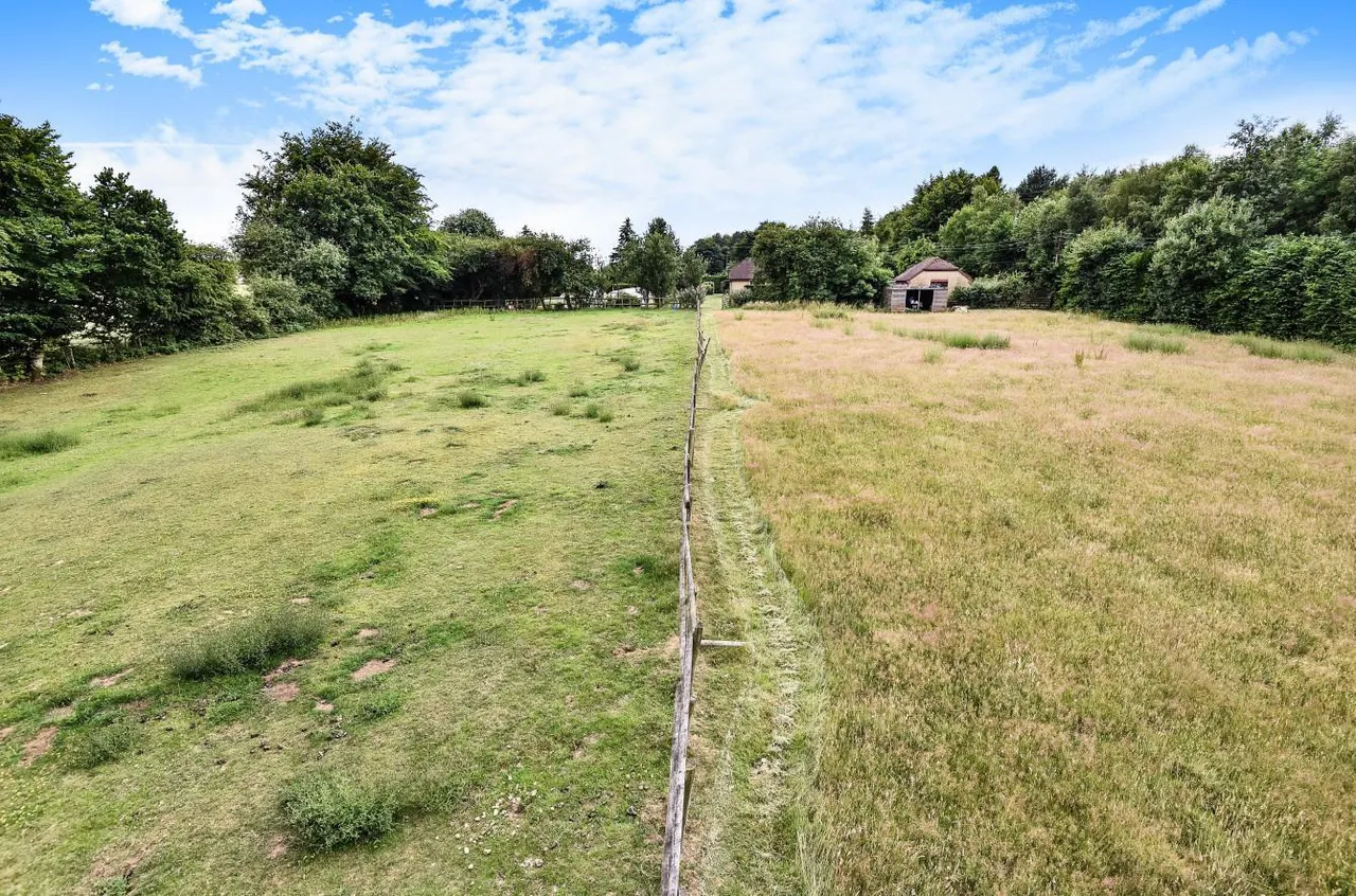 Idyllic Retreat With Land. Ravensdane Wood, Charing, photo 18