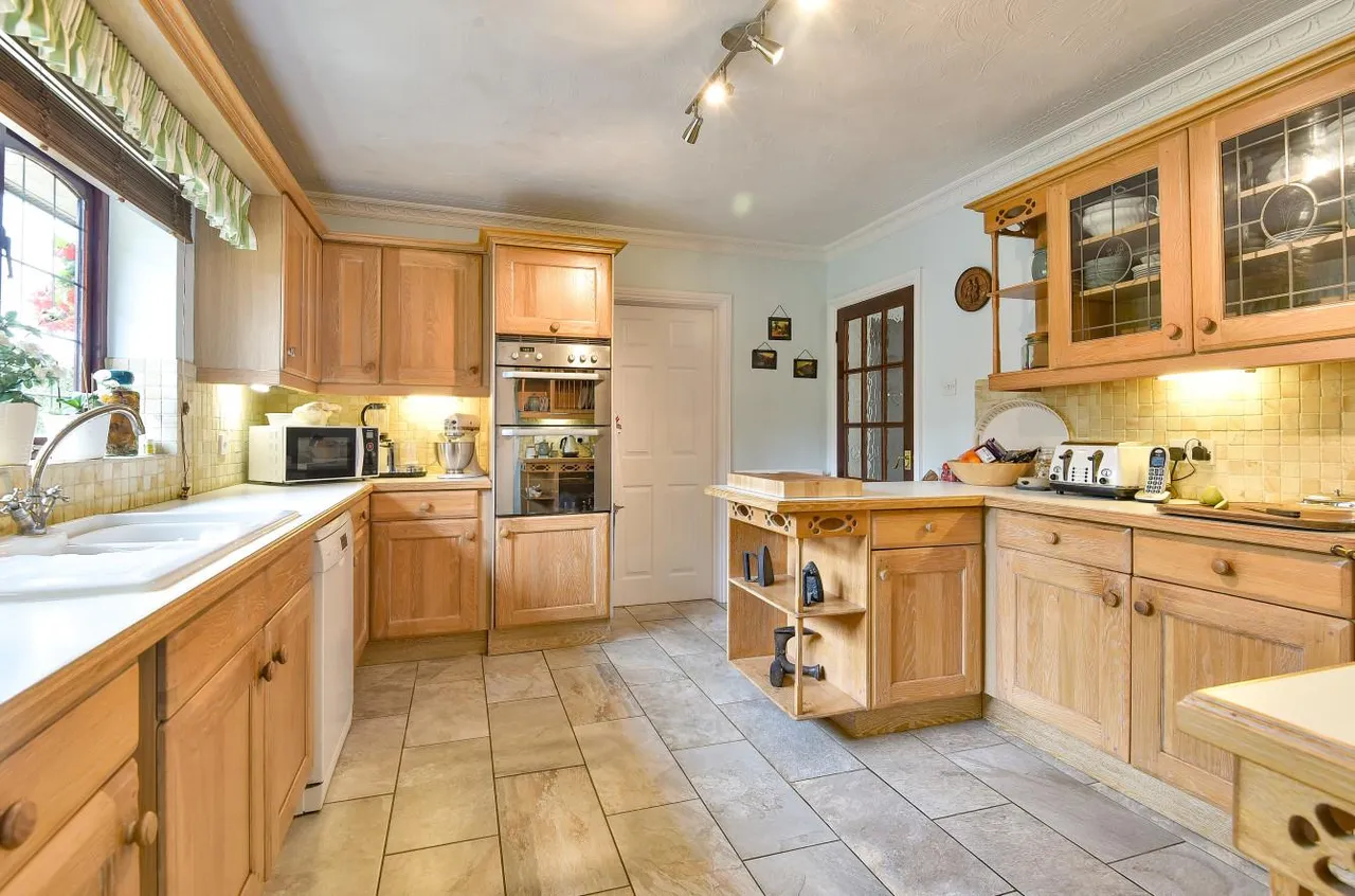 Idyllic Retreat With Land. Ravensdane Wood, Charing, photo 3