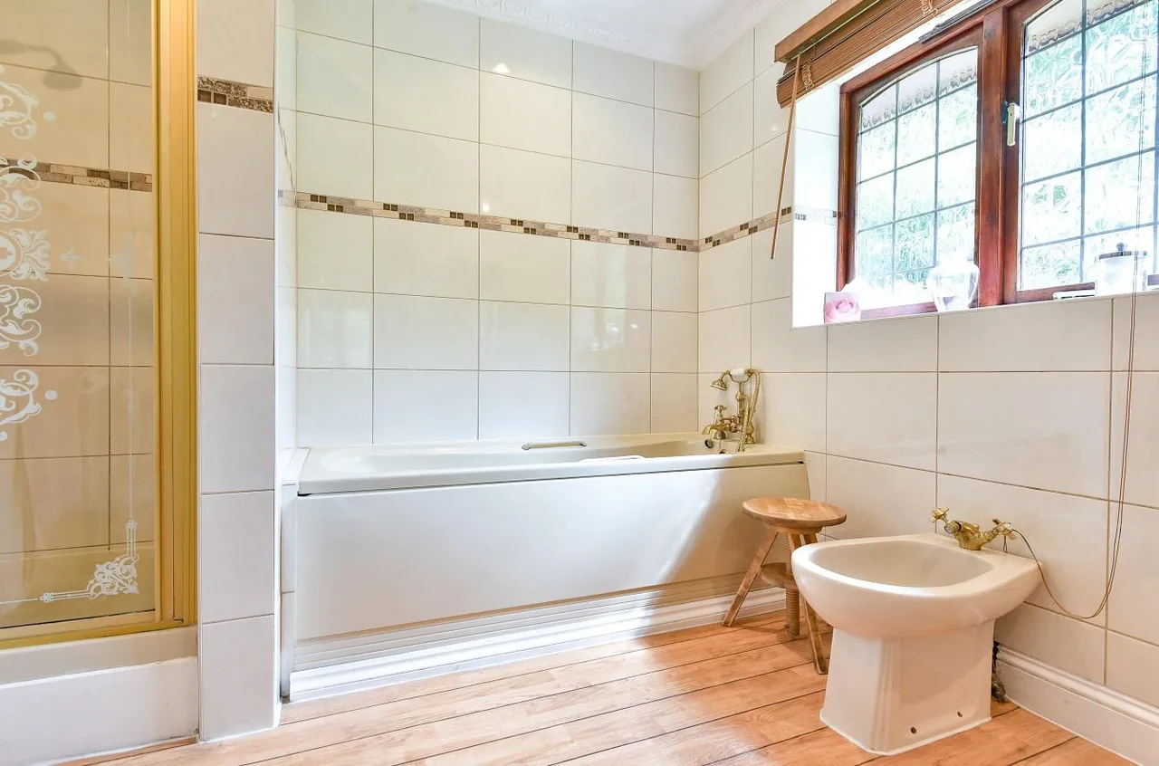 Idyllic Retreat With Land. Ravensdane Wood, Charing, photo 12