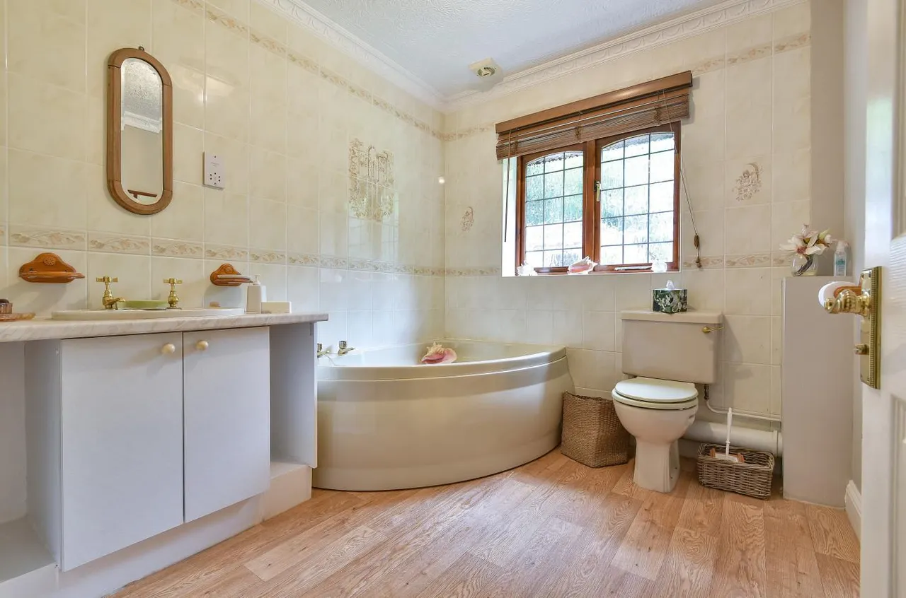 Idyllic Retreat With Land. Ravensdane Wood, Charing, photo 10