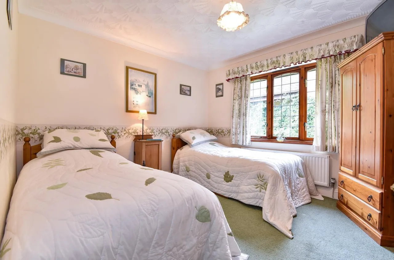 Idyllic Retreat With Land. Ravensdane Wood, Charing, photo 14