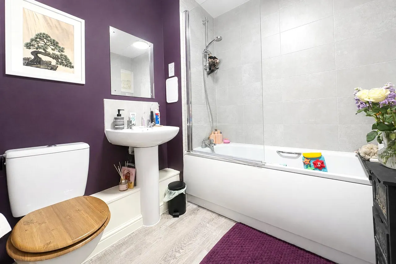 Bartlett Avenue, Badshot Lea, Farnham, Surrey, GU9 9GD, photo 6